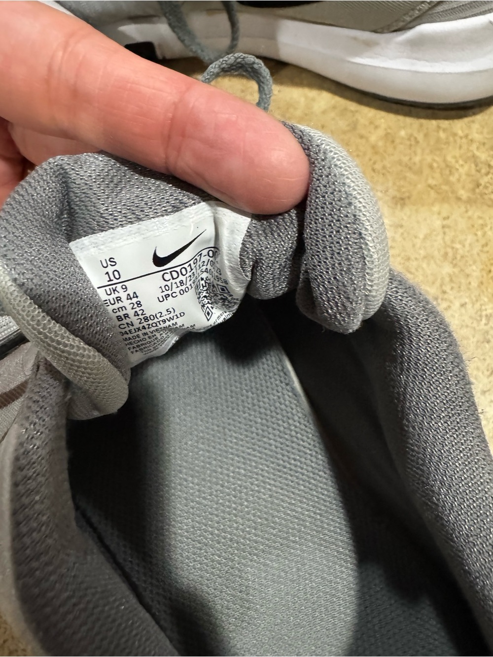 Nike athletic tennis shoes 10 - Picture 7 of 7